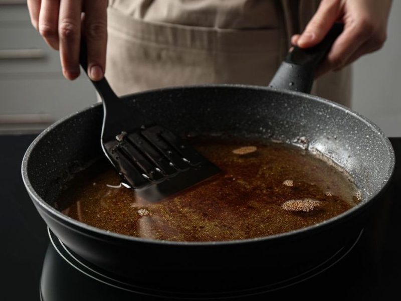 Irit Minyak! 4 Trik Dapur Bikin Versi Bekasnya Bersih Lagi