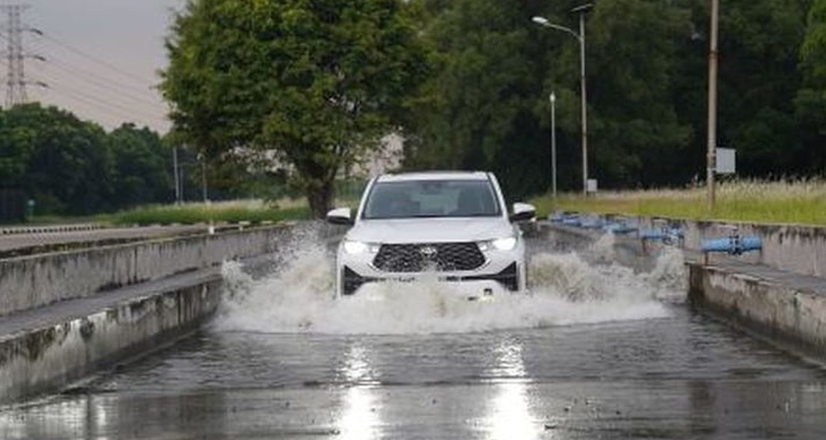 Mobil Hybrid Terendam Banjir: Awas Risiko Kerusakan Mahal!