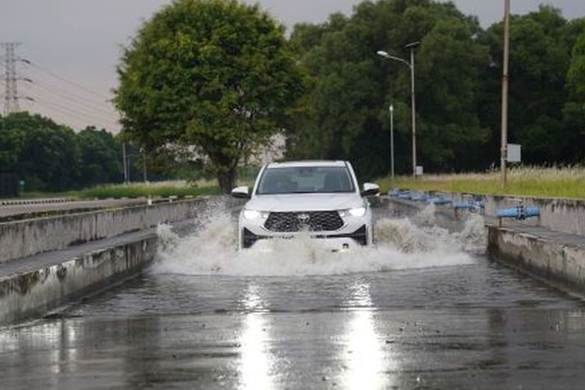 Mobil Hybrid Terendam Banjir: Awas Risiko Kerusakan Mahal!