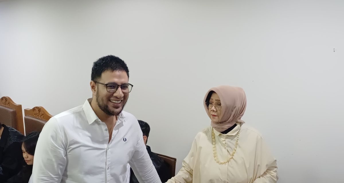 Ammar Zoni Kembali Senyum Hadapi Sidang Kasus Narkoba