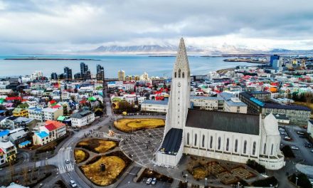 Kota Reykjavik Di Kelilingi Oleh Landskap Vulkanik Yang Dramatis