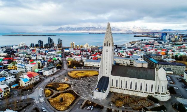 Kota Reykjavik Di Kelilingi Oleh Landskap Vulkanik Yang Dramatis