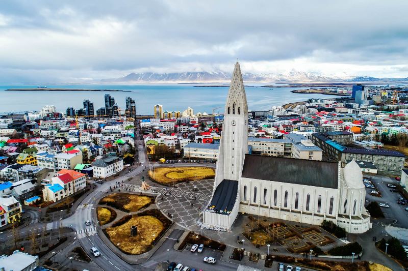 Kota Reykjavik Di Kelilingi Oleh Landskap Vulkanik Yang Dramatis