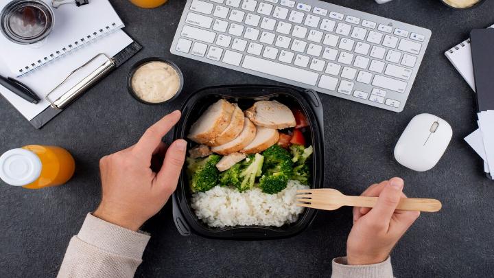 Kreasi Makan Siang Lezat Untuk Dibawa Ke Kantor